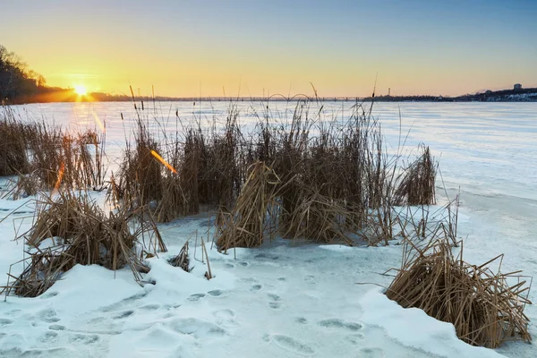 Όμορφο χειμερινό τοπίο με παγωμένη λίμνη και ηλιοβασίλεμα ουρανό. — Φωτογραφία Αρχείου
