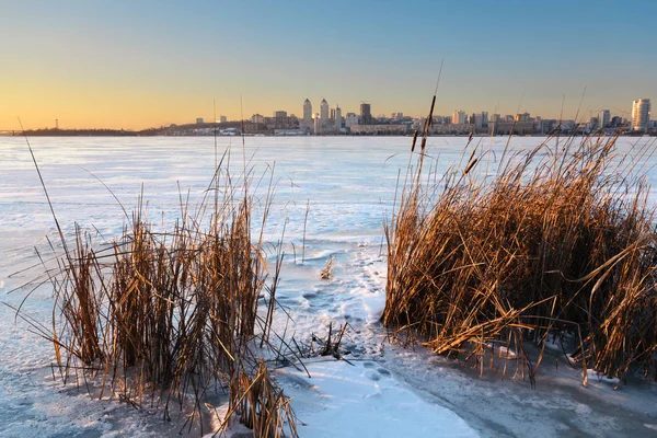 Beautiful winter landscape with frozen lake and sunset sky. — Stock Photo, Image
