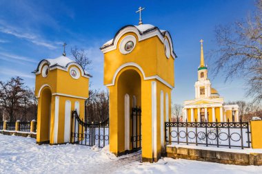 Güzel kış manzarada, Peter ve Paul Katedrali'ne yükselen güneşin II altın ışınları