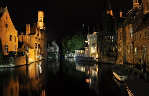 Viajar a Brujas - vista nocturna de la ciudad — Foto de Stock
