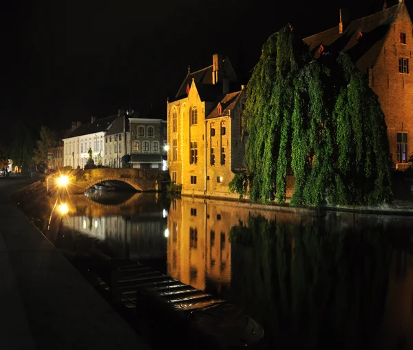 Viajar a Brujas - vista nocturna de la ciudad — Foto de Stock