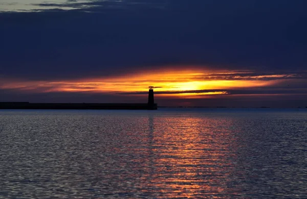 Bella Vista Del Faro All Orizzonte Sullo Sfondo Cielo Arancione — Foto Stock