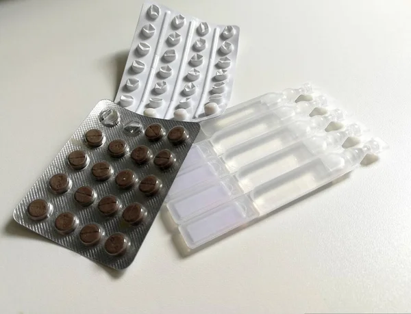 Comprimidos Medicamentos Sobre Fundo Branco — Fotografia de Stock