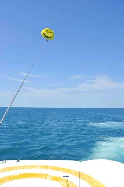 Parasailing. Tekneden deniz manzarası