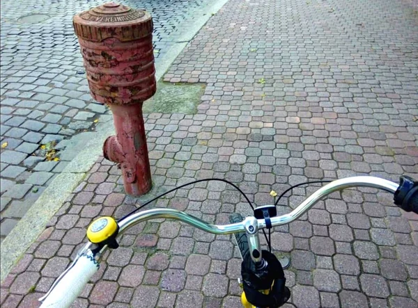 Езда Велосипеде Гидрант — стоковое фото