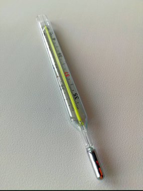 Termometre. Beyaz arkaplanda termometre ölçeklendirmesi