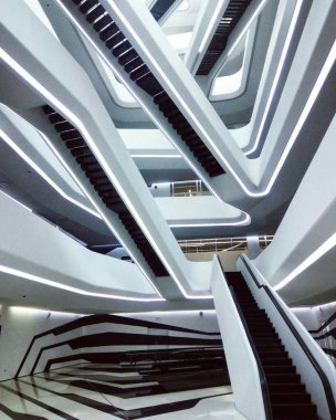 Ofis binası Yürüyen merdivenler. Boş ofis