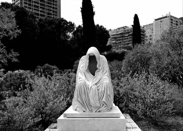 모나코에 흑백으로 조각상 — 스톡 사진