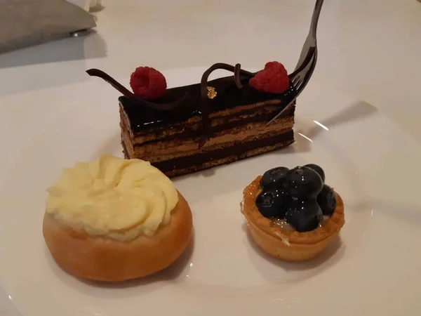 Bonbons Desserts Dans Une Assiette — Photo