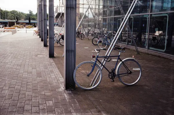 Bicicletas Estacionadas Paisaje Urbano Película —  Fotos de Stock