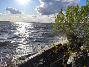 Nehrin kayalık sahillerinde rahatla.