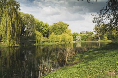 Park Moczydlo ve gölü Varşova şehrinde baharda..