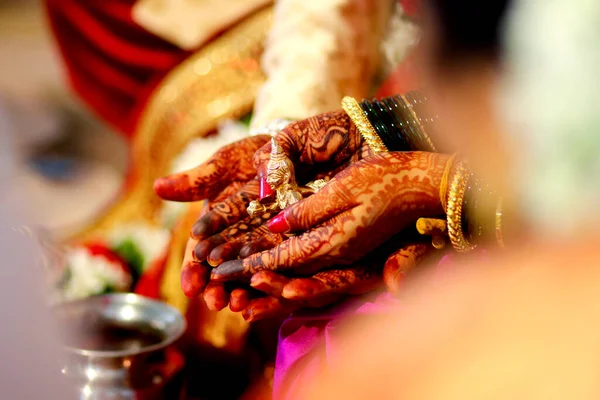 ヒンズー教の伝統的な結婚式の瞬間 — ストック写真