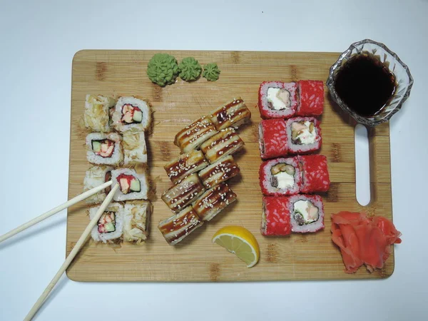 Sushi Roll Set Een Restaurant Met Eetstokjes — Stockfoto