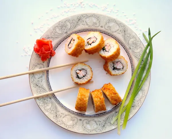 在餐馆的盘子里吃寿司 日本菜 — 图库照片