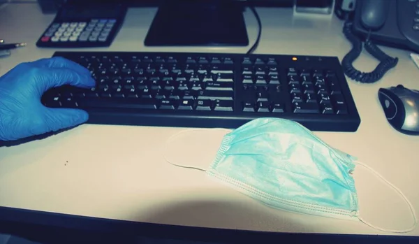 コロナウイルス手術用マスクと手袋は コロナウイルスの後にオフィスで働く義務があります — ストック写真