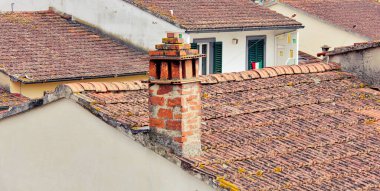 Floransa yakınlarındaki geleneksel bir kasabanın tarihi çatısı, İtalya