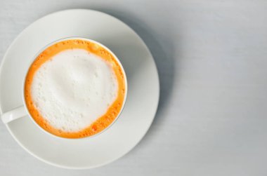 Kopya alanı üstten görünüm sıcak süt çay beyaz fincan sabah Beyaz ahşap tablo.