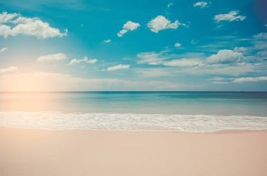 Mavi gökyüzü ve bulut beyaz arka plan ile tropikal plaj.