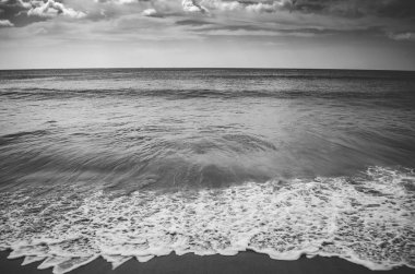 Tropikal plaj ve dalga beyaz bulutlar arka plan ile.