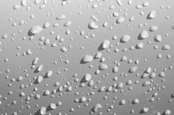 Copiar el espacio de gotas de lluvia sobre sucia superficie de metal blanco coche abstracto textura de fondo . — Foto de Stock