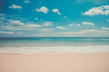 Mavi gökyüzü ve bulut beyaz arka plan ile tropikal plaj.