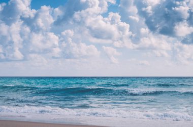 Mavi gökyüzü ve bulut beyaz arka plan ile tropikal plaj.
