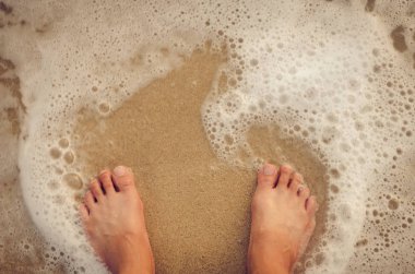 Selfie kum plaj doku arka plan üzerinde ayak.