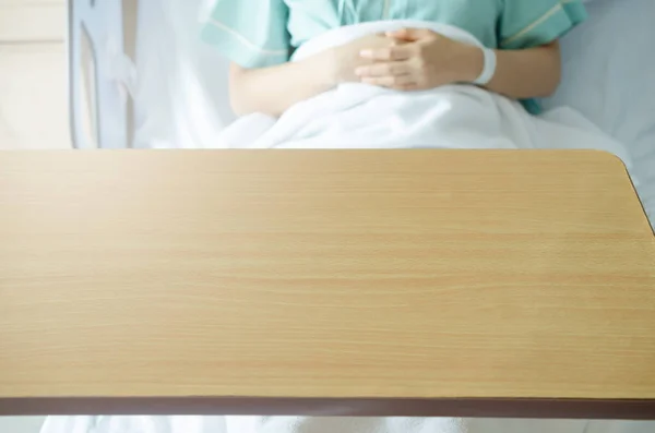Kopírování prostor stolu na rozostření pozadí pacienta. — Stock fotografie