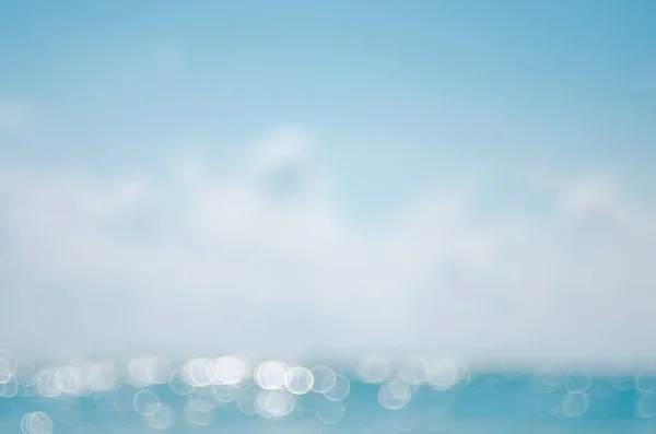 Blur praia tropical e céu azul nuvem branca com bokeh sol onda de luz fundo abstrato . — Fotografia de Stock