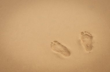 Ayak izi kum plaj doku arka plan kopya alanı.