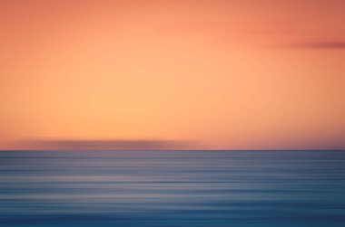 Hareket bulanıklığı bokeh güneş ışık dalga arka plan ile tropikal günbatımı plaj.