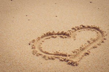 Uzay kum plajı üzerinde kalp şeklinin kopyalayın. Seyahat kavramı. 