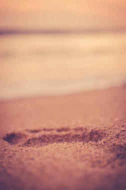 Kum plaj ayak düzgün dalga ile yazdırma kapatın. Seyahat kavramı. Retro renk stili.