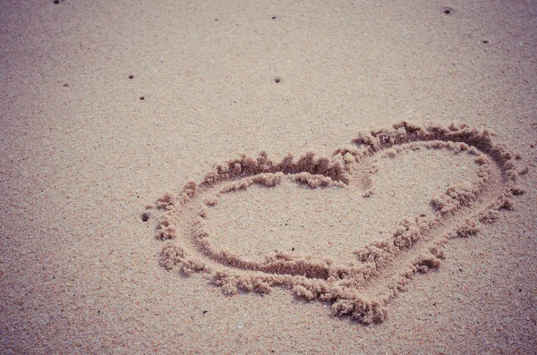 Рисунок сердца на песчаном пляже — стоковое фото