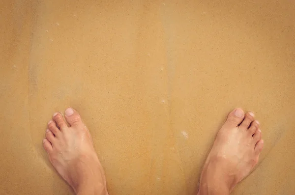 Pés selfie na areia fundo textura da praia . — Fotografia de Stock