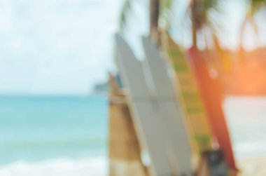 Tropik ada kum plaj arka plan üzerinde renkli sörf tahtası bulanıklık.