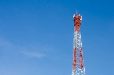 Sinyal kule mavi gökyüzü arka plan üzerinde.