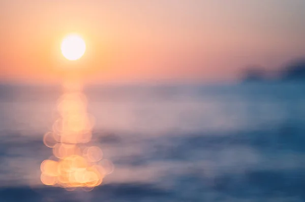 Θαμπάδα τροπική παραλία, ηλιοβασίλεμα bokeh ήλιο φωτός κύματα αφηρημένα φόντο. — Φωτογραφία Αρχείου