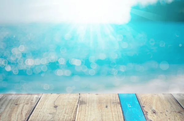 Blur praia tropical com bokeh sol onda de luz na mesa de madeira velha vazio fundo abstrato . — Fotografia de Stock