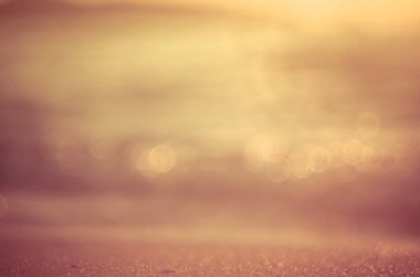 Tropikal günbatımı plaj ile bokeh güneş ışık dalga arka plan bulanıklık. 