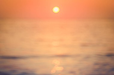 Tropikal günbatımı plaj ile bokeh güneş ışık dalga arka plan bulanıklık. Seyahat kavramı. 