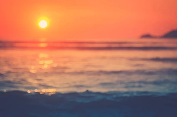 Verschwimmen tropischen Sonnenuntergang Strand mit Bokeh Sonnenlicht Welle abstrakten Hintergrund. Reisekonzept. — Stockfoto