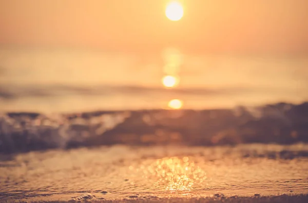 Vervagen tropische zonsondergang strand met bokeh zon lichtgolf abstracte achtergrond. — Stockfoto
