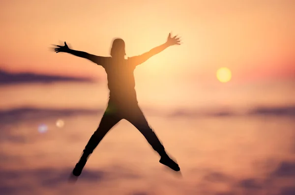 Wohlfühl- und Freiheitskonzept. Kopie eines glücklichen Mannes, der am Strand des tropischen Sonnenuntergangs springt. — Stockfoto