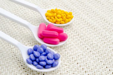 Renkli ilaç kapsül pill kaşık üzerinde kapatın.