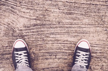 Sokak, selfie üzerinde ayakkabı ve mavi jean Üstten Görünüm.