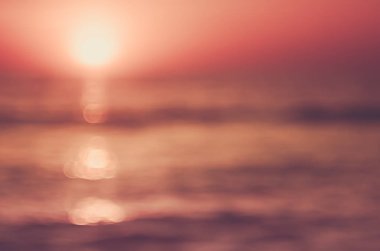 Tropikal günbatımı plaj ile bokeh güneş ışık dalga arka plan bulanıklık. 