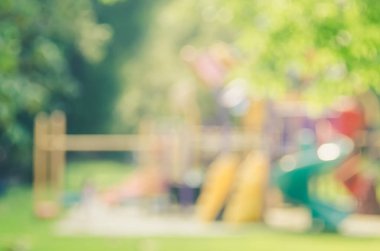Renkli oyun alanında doğa yeşil park arka plan bulanıklık.