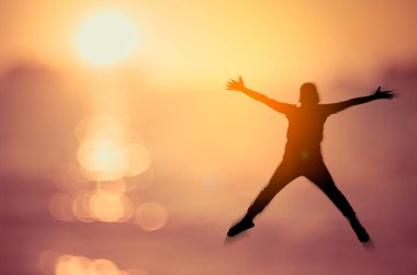 İyi hissediyorum ve özgürlük kavramı. Kopya alanı mutlu adamın tropikal günbatımı kumsalda atlama.